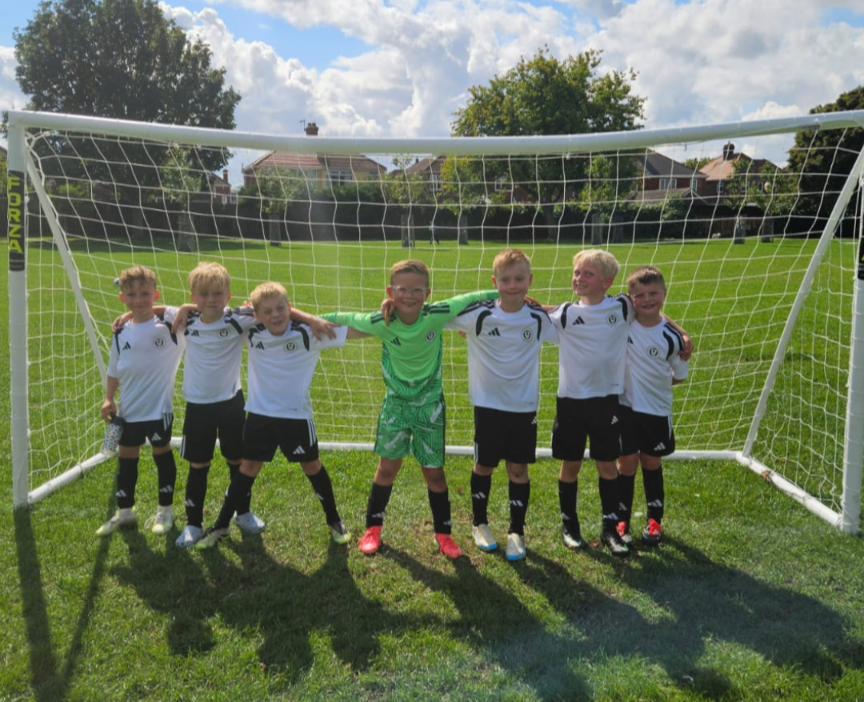 Grimsby United U8 Cosmos team photo in front of the goal